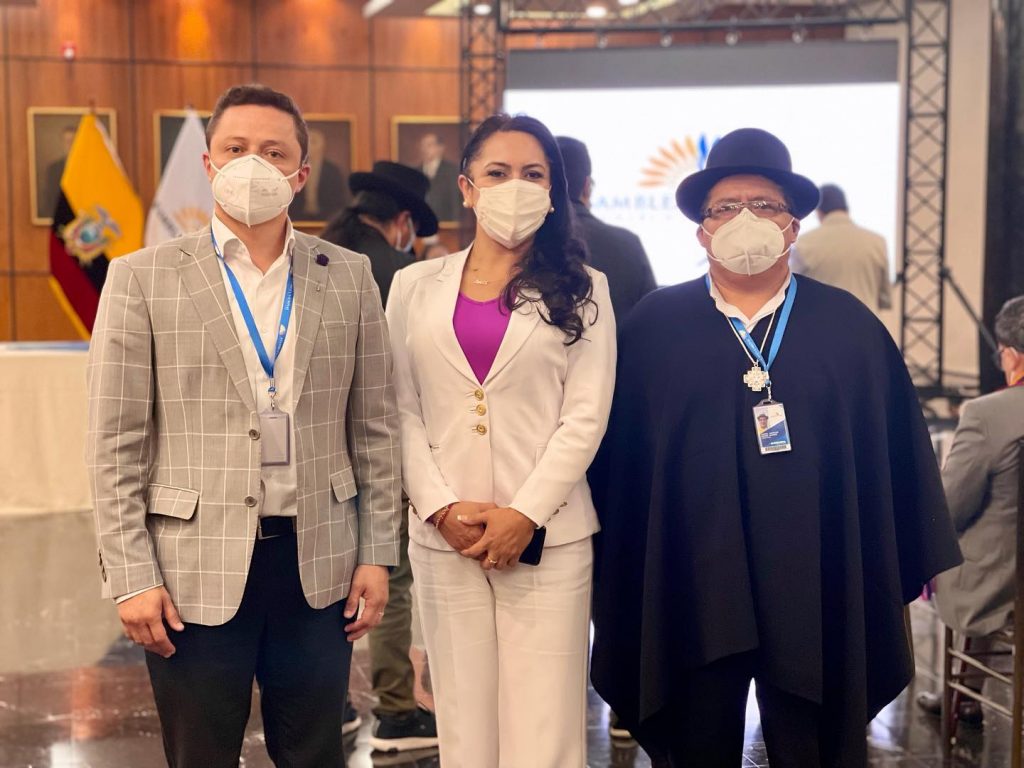 Byron Maldonado, Lucía Placencia y Manuel Medina apoyaron con su voto para que Guadalupe Llori sea la nueva presidenta de la Asamblea.