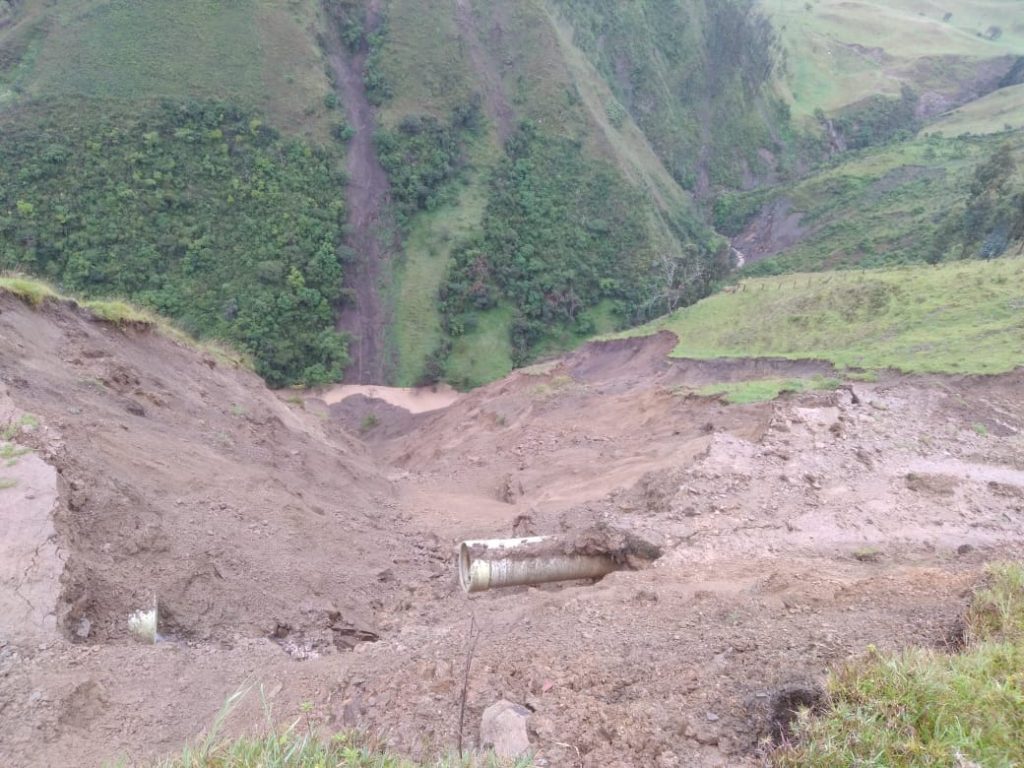 El daño se generó por un deslizamiento de tierra.