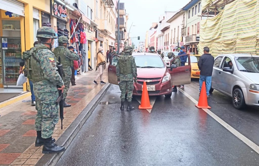 En la esquina de las calles 18 de Noviembre y 10 de Agosto se realizó uno de los operativos.