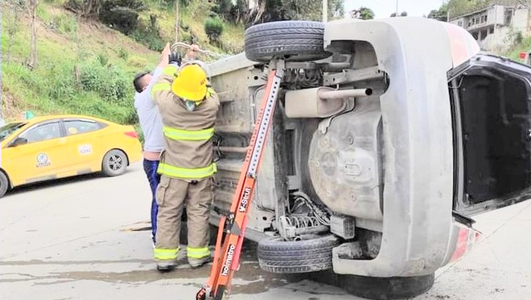 Los bomberos estabilizaron el automotor.