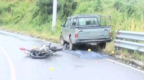 Sobre la calzada yace el cuerpo sin vida del niño.