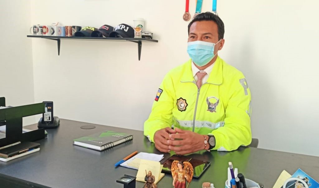 El oficial superior lleva 21 años de carrera policial.