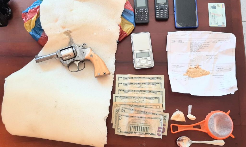 El arma de fuego, la droga y objetos que tenía Alex S. T.