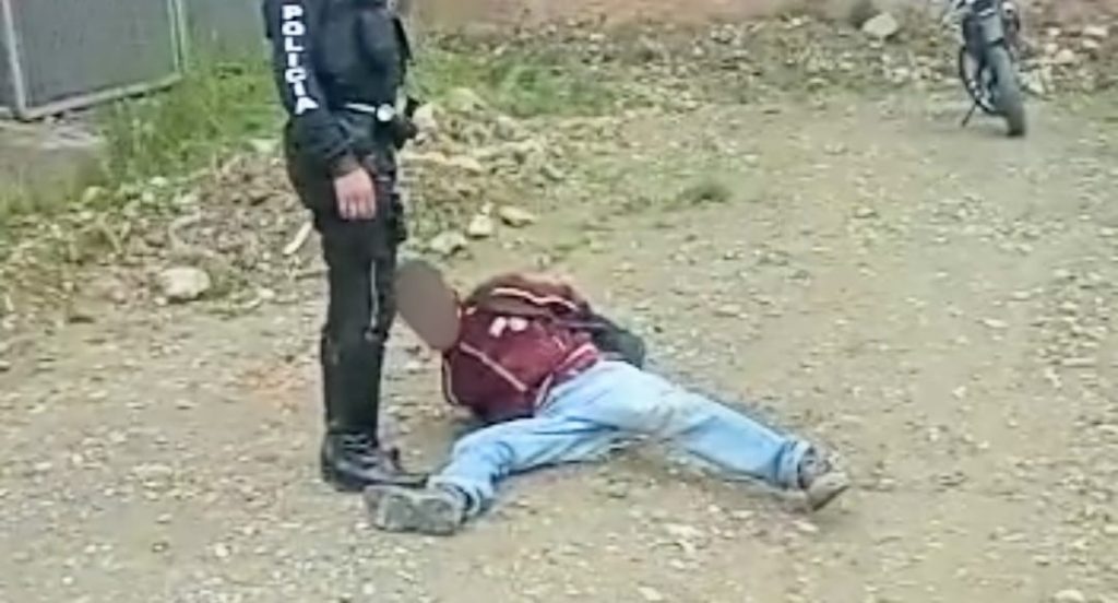 El ciudadano intentó huir, pero fue detenido por los policías.