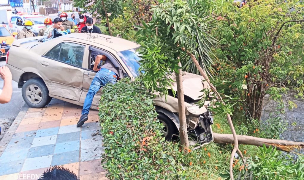 El conductor fue asistido por los ‘casacas rojas’.