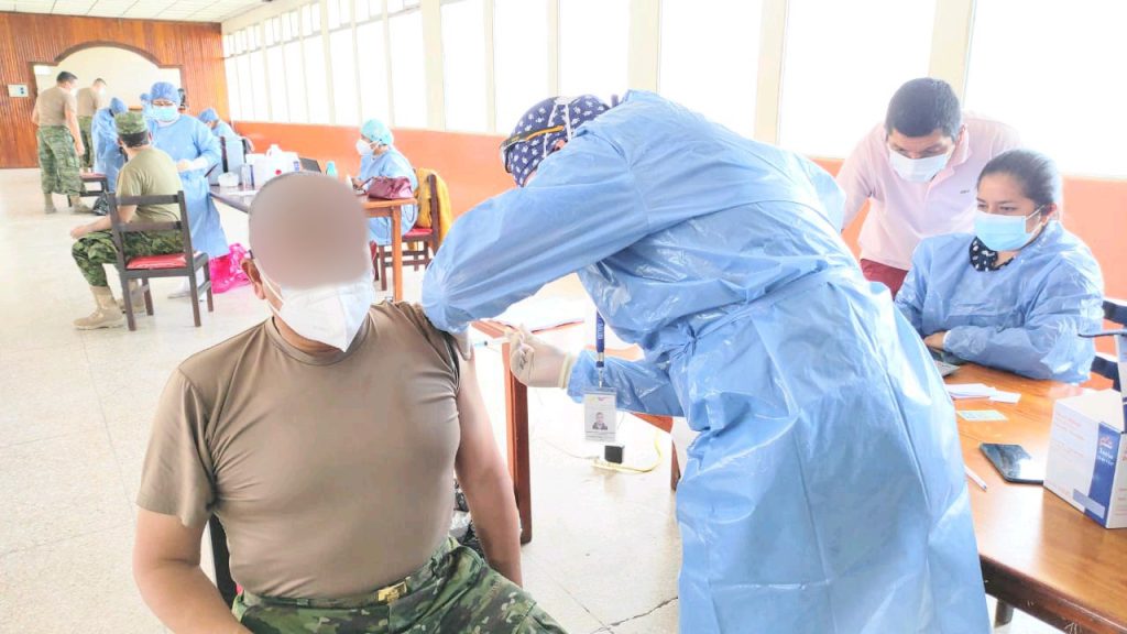 La vacuna inoculada a los militares es la AstraZeneca.