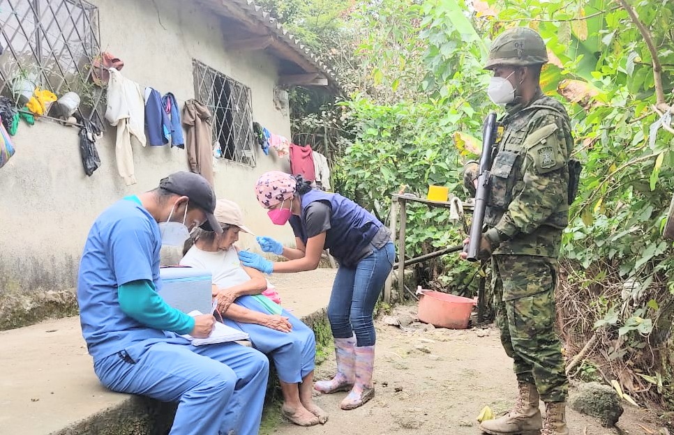Los militares se encargan de la seguridad del personal del Ministerio de Salud Pública.