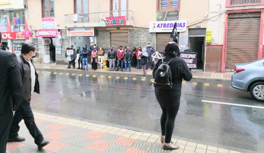 Familiares, amigos y allegados, ayer, acudieron a la unidad judicial.