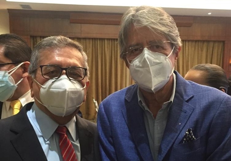 El alcalde de Macará, Alfredo Suquilanda Valdivieso, durante la reunión con el presidente electo, Guillermo Lasso Mendoza, en Guayaquil, el miércoles pasado.