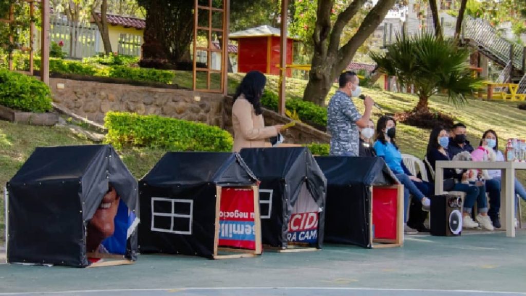 La entrega de las casas para las mascotas se hizo en días recientes.