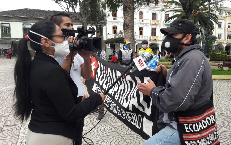 Los comunicadores sociales no han detenido su trabajo.