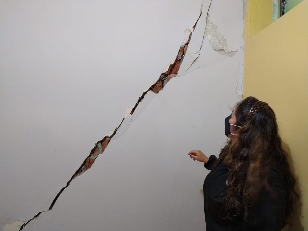 Las paredes de varias viviendas presentan fisuras.