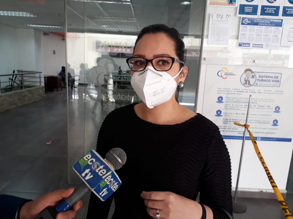 Zoila Berrú patrocina al grupo de comunicadores lojanos.