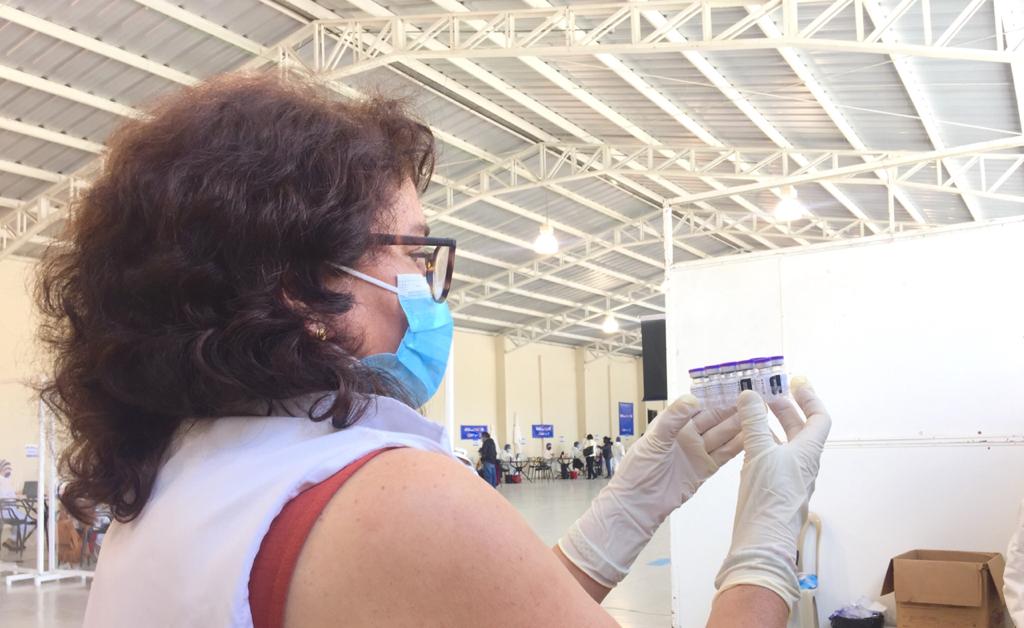 La vacunación en Loja se desarrolla en el Complejo Ferial ‘Simón Bolívar’.