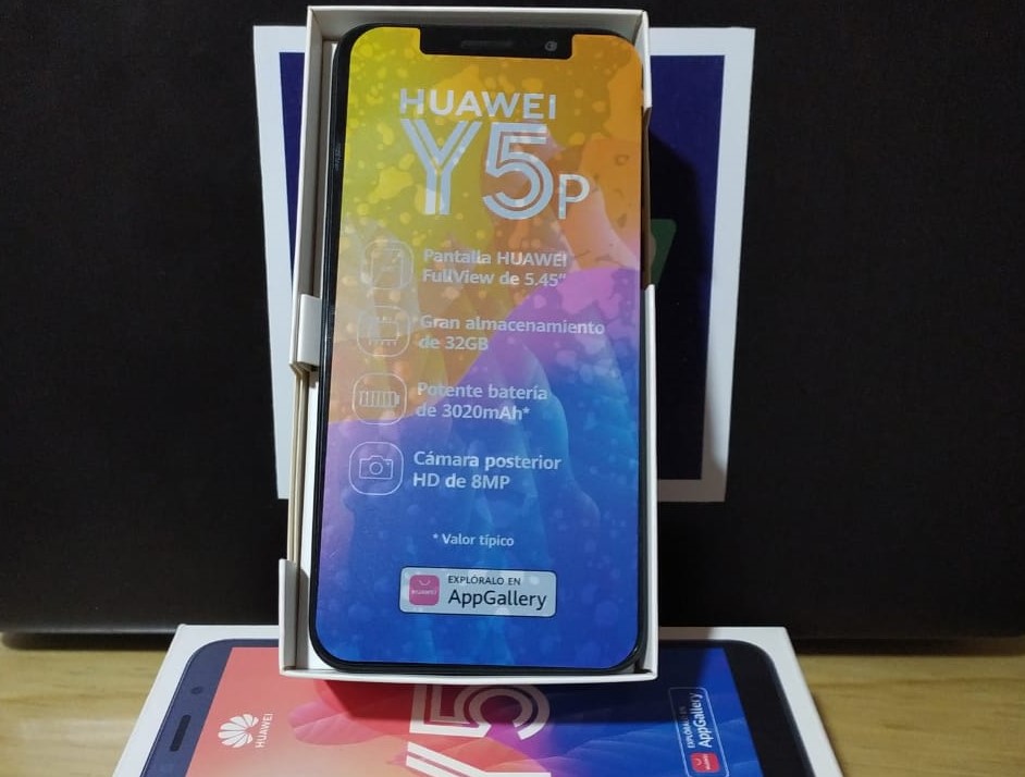 El primer premio es un teléfono celular marca Huawei.