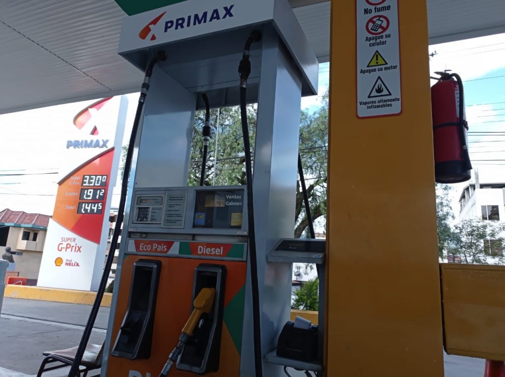 En las gasolineras de Loja y el país ya se anuncian los nuevos precios de venta al público.