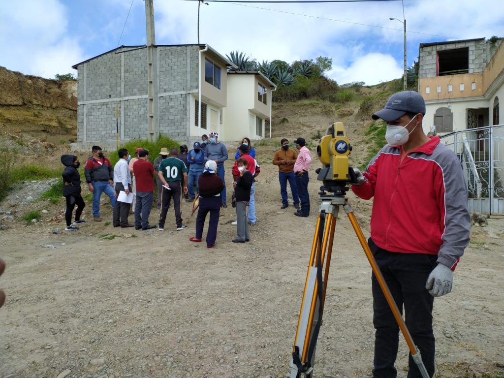 Los profesionales empezaron con su labor en la intersección de las calles Dolores Cacuango y Túpac Amaru.