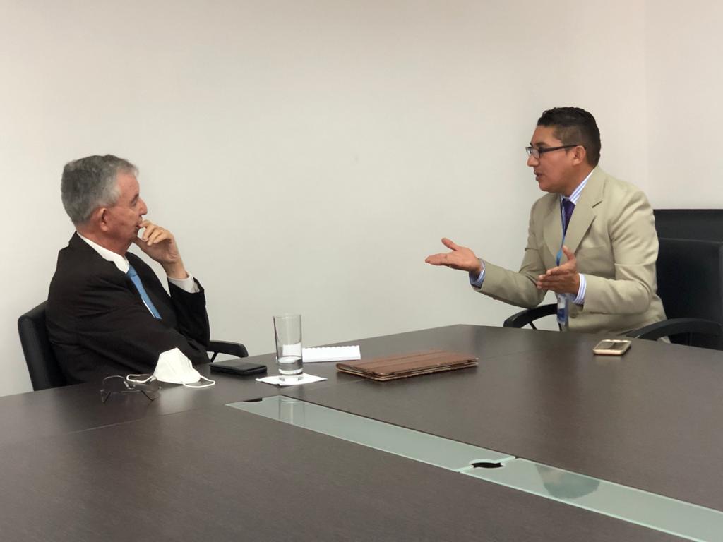 Diego Esparza durante el diálogo con Alejandro Ribadeneira, secretario designado de Educación Superior.
