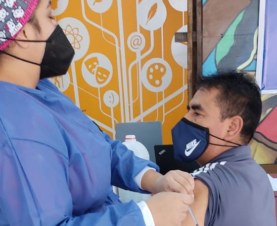 A la UTPL llegó un grupo de obreros municipales para recibir la vacuna.