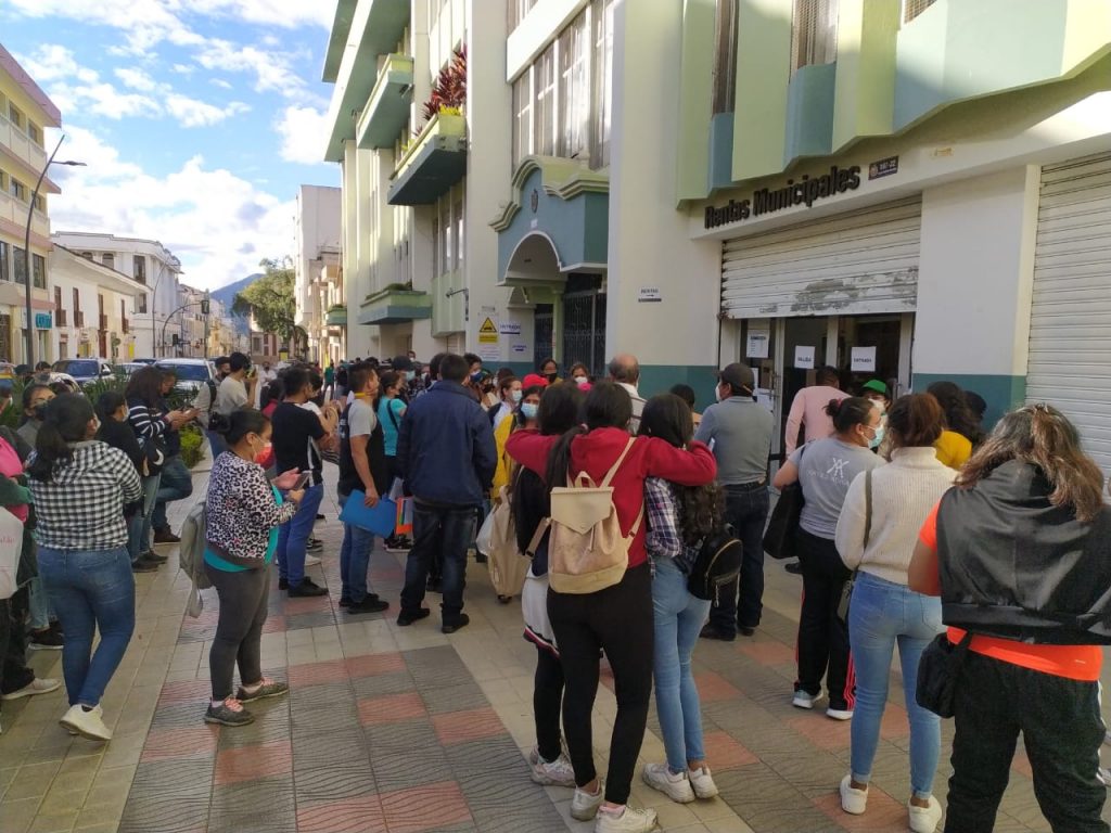 El sábado, el Municipio atendió hasta las 16:00, pero decenas de usuarios no avanzaron a realizar el trámite.
