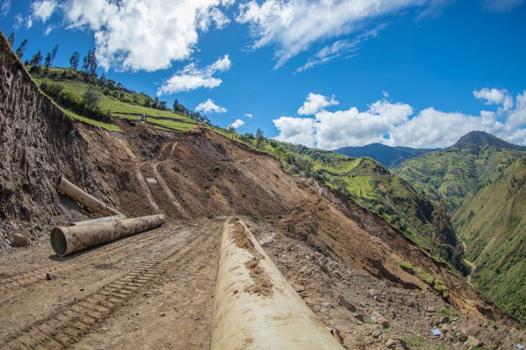 El daño es bastante considerable, por lo que, realizan terrazas para intentar frenar los deslizamientos.