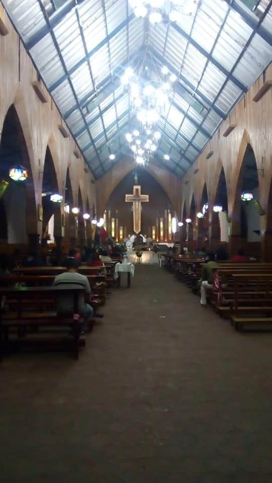 En las noches hay rezo del Santo Rosario y las eucaristías.