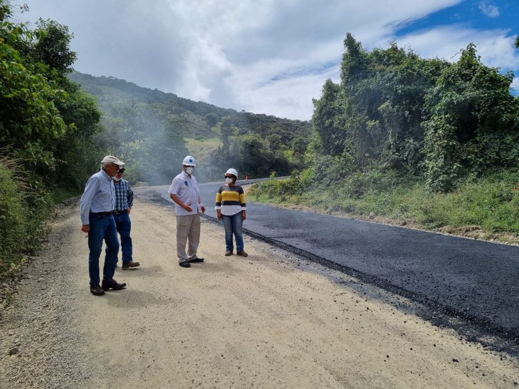El prefecto de Loja, Rafael Dávila realizó una visita para verificar el proyecto.