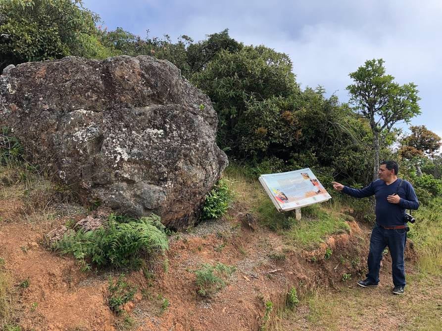 En esta piedra se impactó el avión donde viajaban el presidente Roldós, su esposa y la comitiva.
