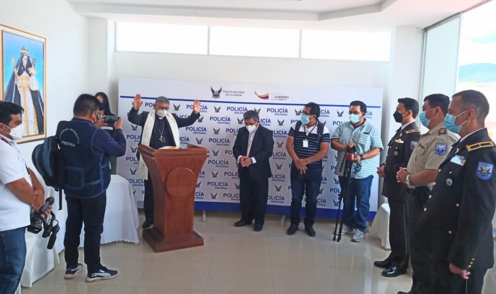 Walter Heras Segarra, Obispo de Loja, bendijo las instalaciones de esa entidad policial.