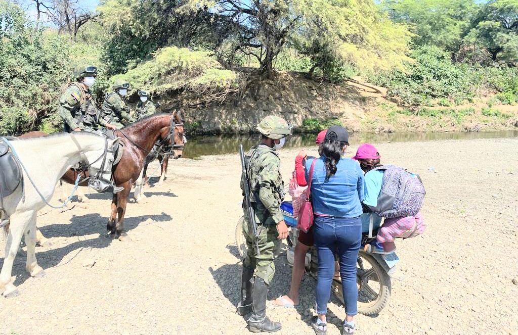 Los soldados realizan controles a pie y a caballo.