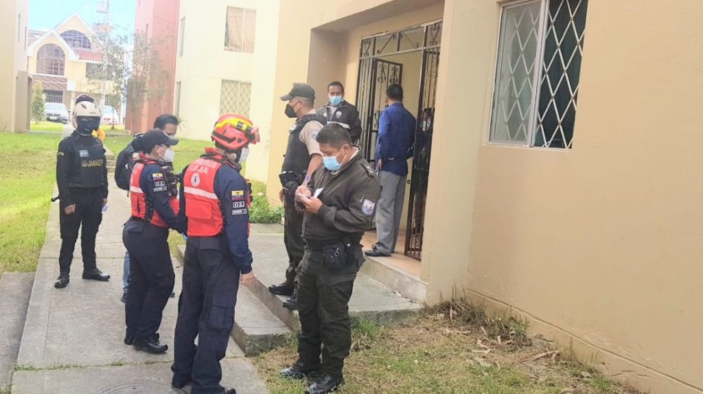 Los bomberos intervinieron para abrir la puerta del departamento.
