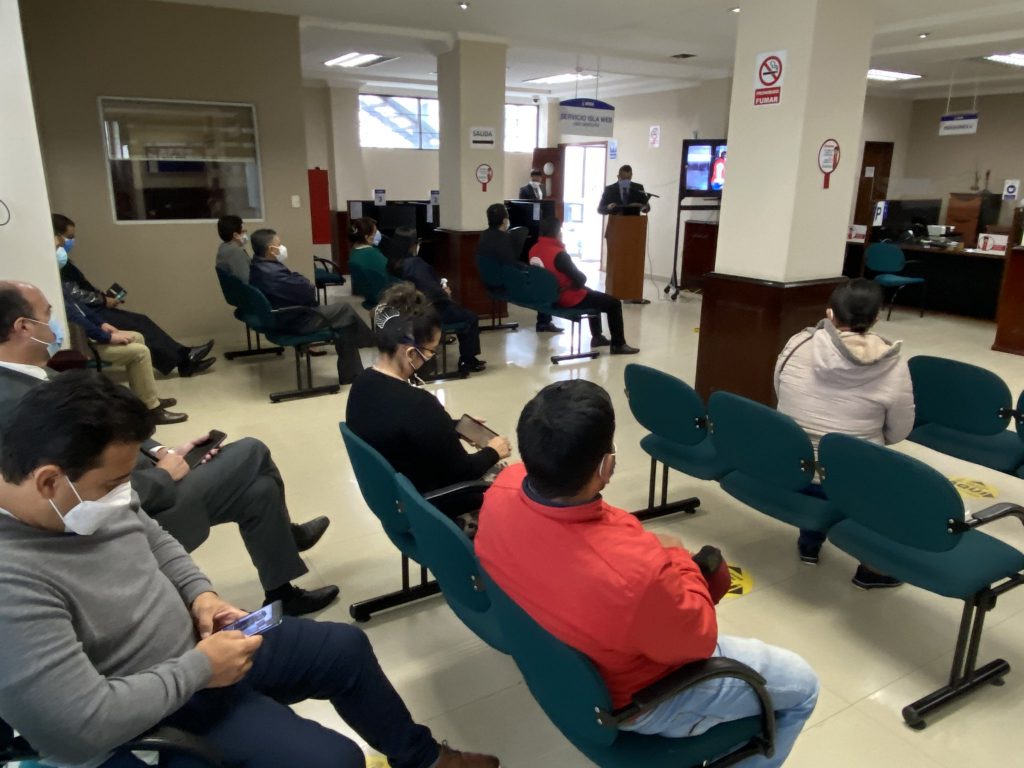 Se puede presentar la petición con los documentos vía web o de forma presencial.