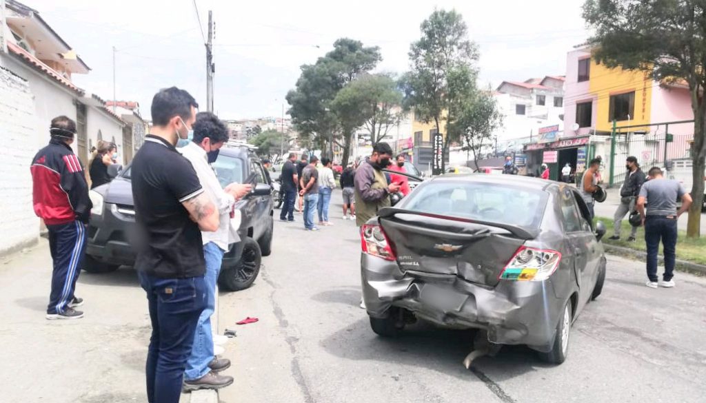 El percance solo deja lesiones leves en los ocupantes de los vehículos.