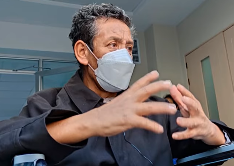 Juan Pareja Herrera tras ser dado de alta del Hospital Isidro Ayora.