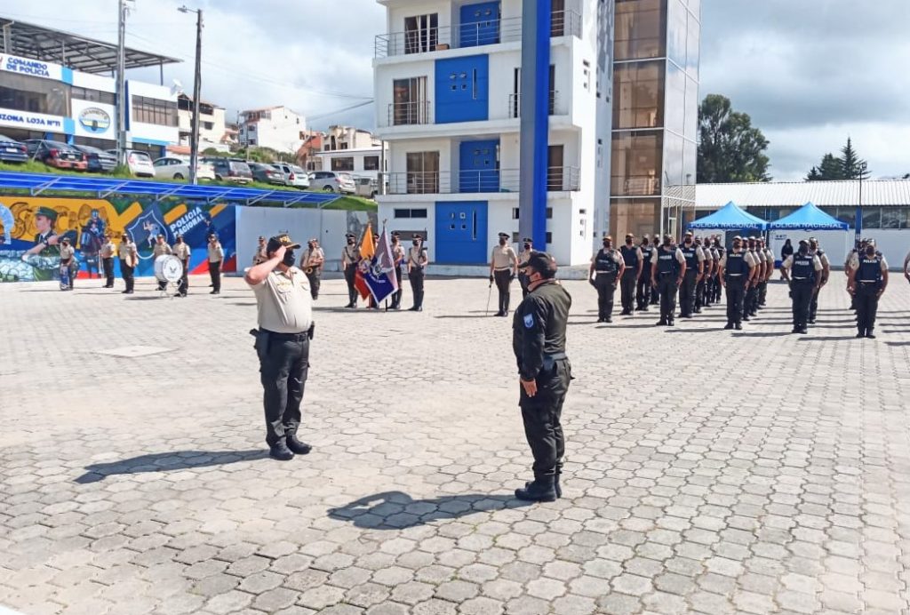 Luis García Cano (izq.) recibe la Ucofs de Fabián León Quezada.