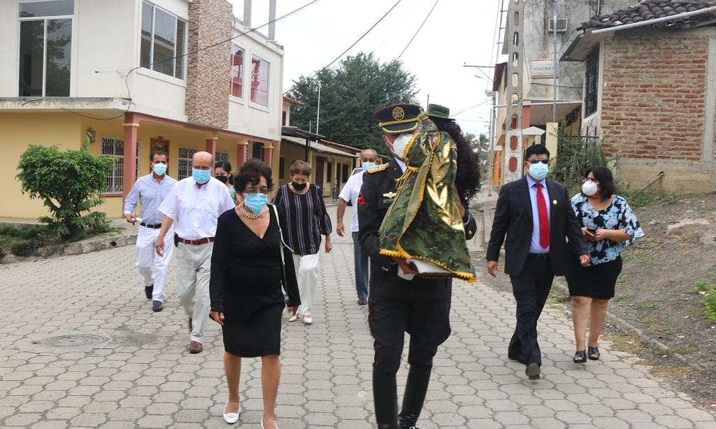Los familiares del recordado General, Ronier Ramírez, junto a los directivos de Radio Zapotillo, el sábado pasado, durante la misa de acción de gracias.
