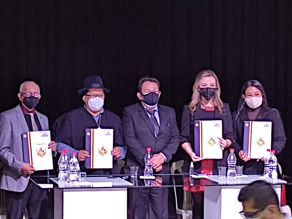 Autoridades asistentes al acto de presentación del proyecto de reformas al titular de la Comisión de Educación de la Asamblea Nacional.