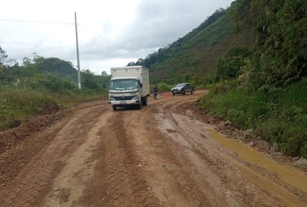 La vía, en el segundo tramo, se encuentra al momento en malas condiciones.