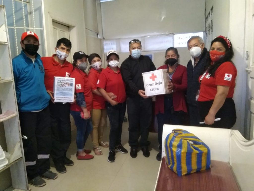 Voluntarios de la Cruz Roja de Celica ayudaron en la recaudación de la ayuda económica.