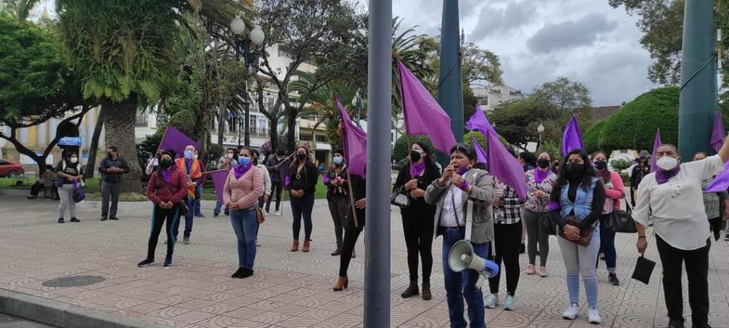 Frente al Municipio, este martes 8 de junio, integrantes de organizaciones feministas realizaron un plantón.