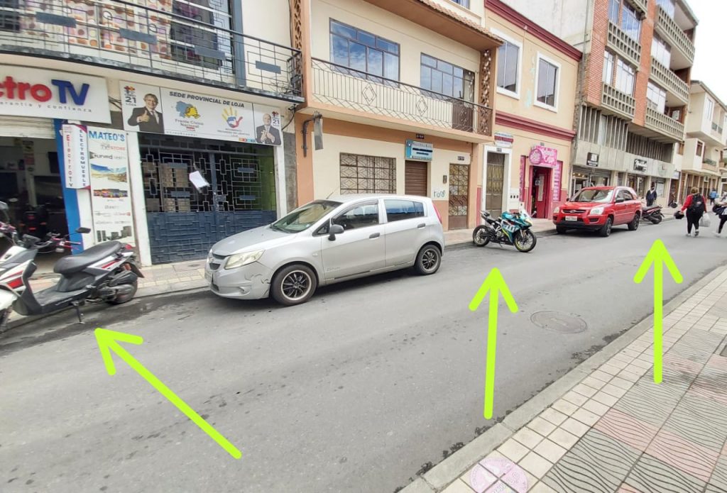 Los vehículos livianos obstaculizan el estacionamiento de los automotores.