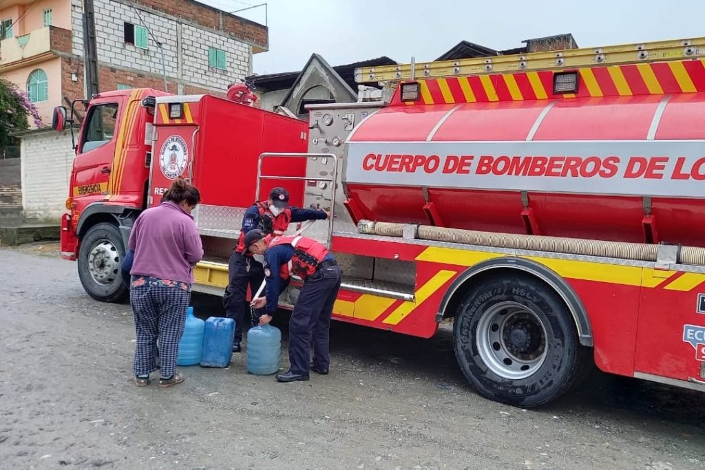 Durante los cortes, la dotación en los barrios es vía tanqueros.