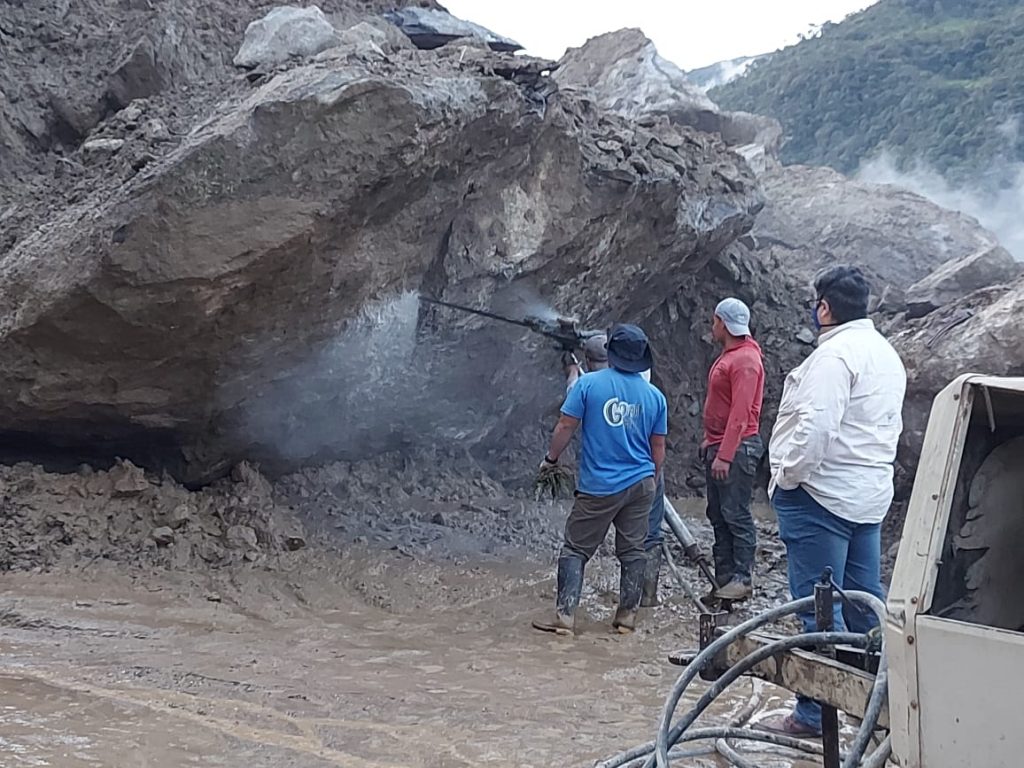 Gran cantidad de material taponó la carretera que comunica a Loja con la provincia de Zamora Chinchipe.