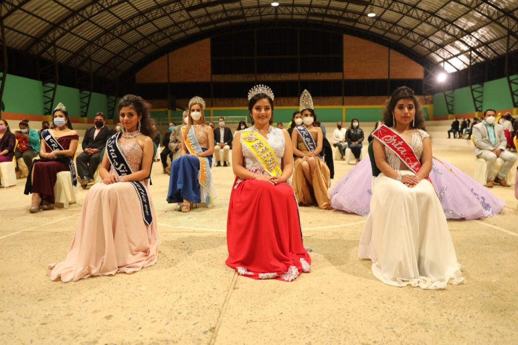 La flamante Reina, Isabel de Fátima Jimbo Sáenz, junto a Rubí Escobar, Señorita Simpatía, y Nayeli Malla, Señorita Amistad.