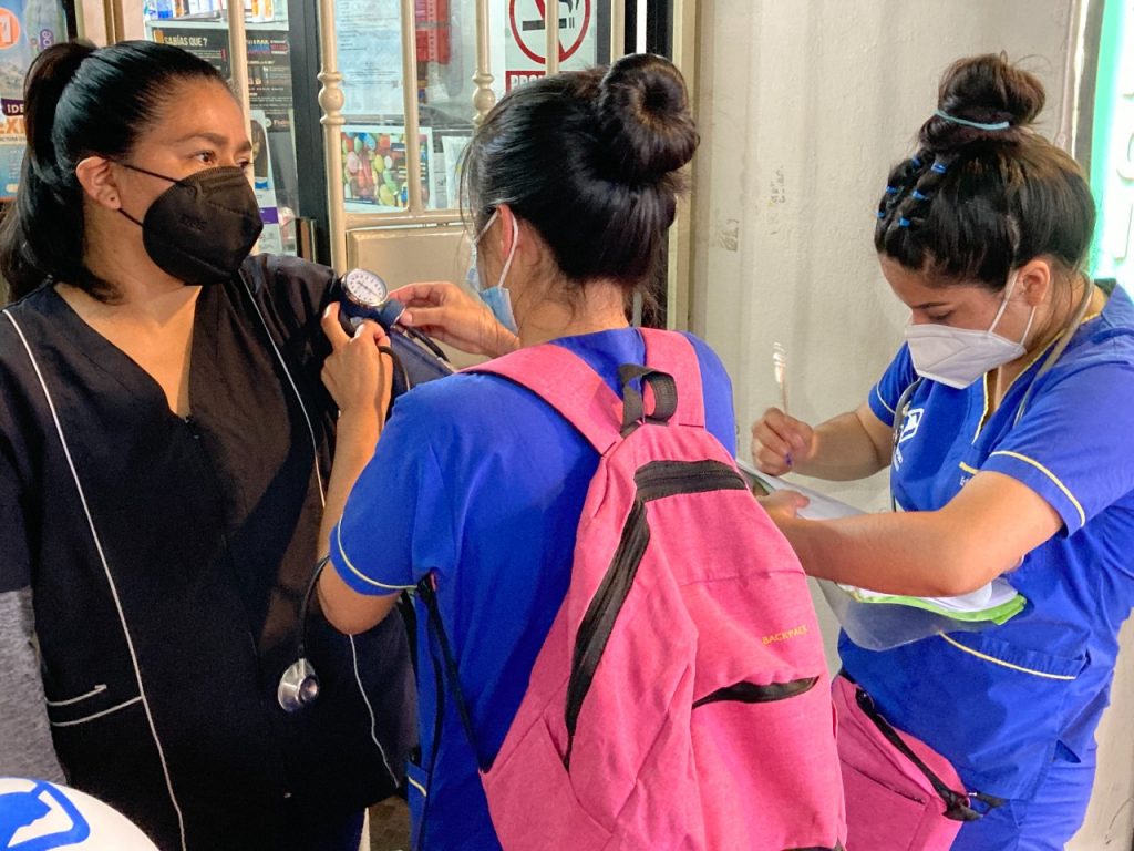 Los estudiantes de Enfermería visitaron varios barrios este último fin de semana para recabar información.