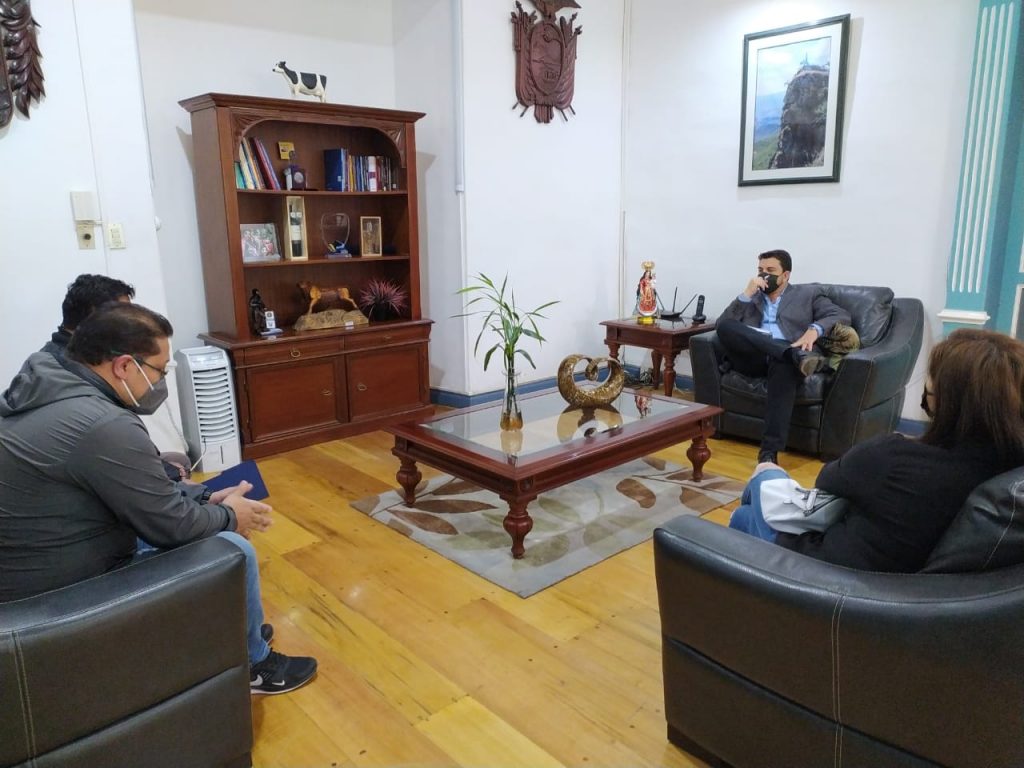 La delegación de extrabajadores durante la reunión con el gobernador, Mario Mancino Valdivieso.