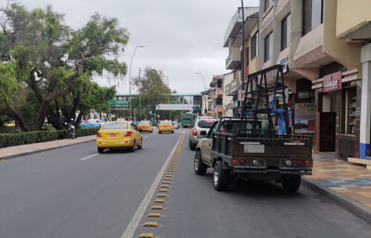 El invadir el carril del bus urbano representa una contravención de tránsito.