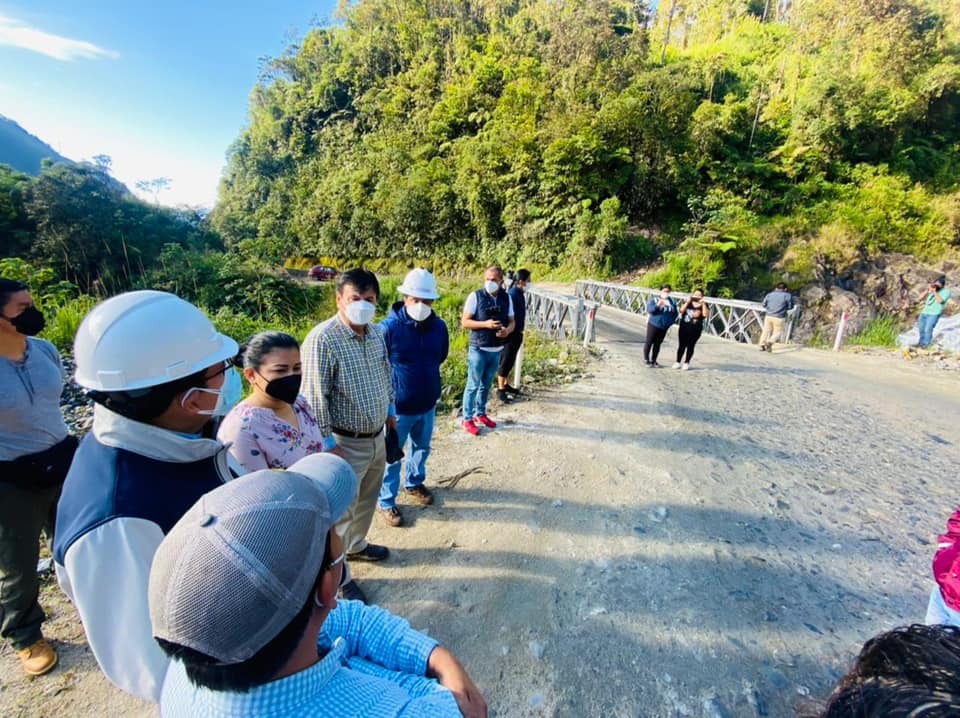 Autoridades del MTOP y de Zamora Chinchipe estuvieron en el puente de El Destrozo el domingo 27 de junio. (Foto: Gobernación de Zamora Chinchipe)