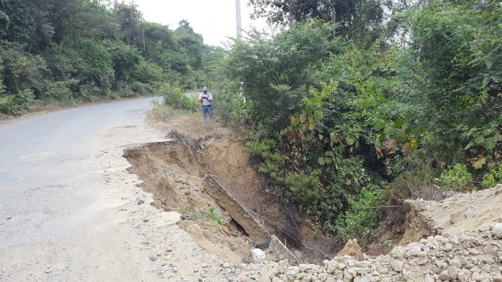 La vía Saucillo-Macará se encuentra en mal estado.