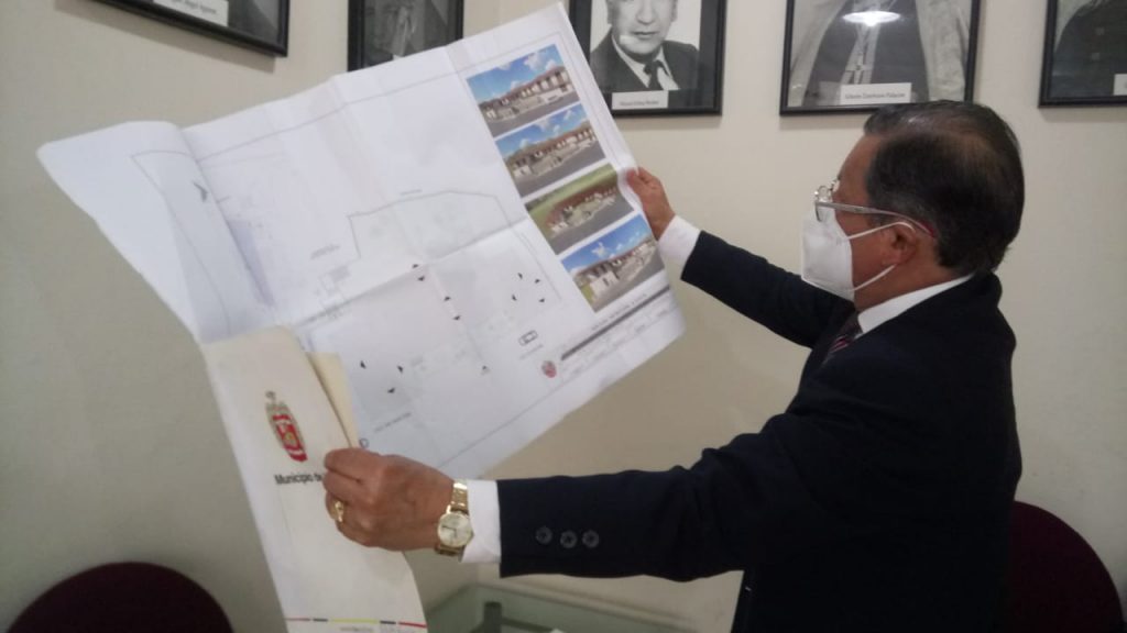 Fernando Montaño muestra el plano del proyecto, que comprende la restauración de la vivienda.